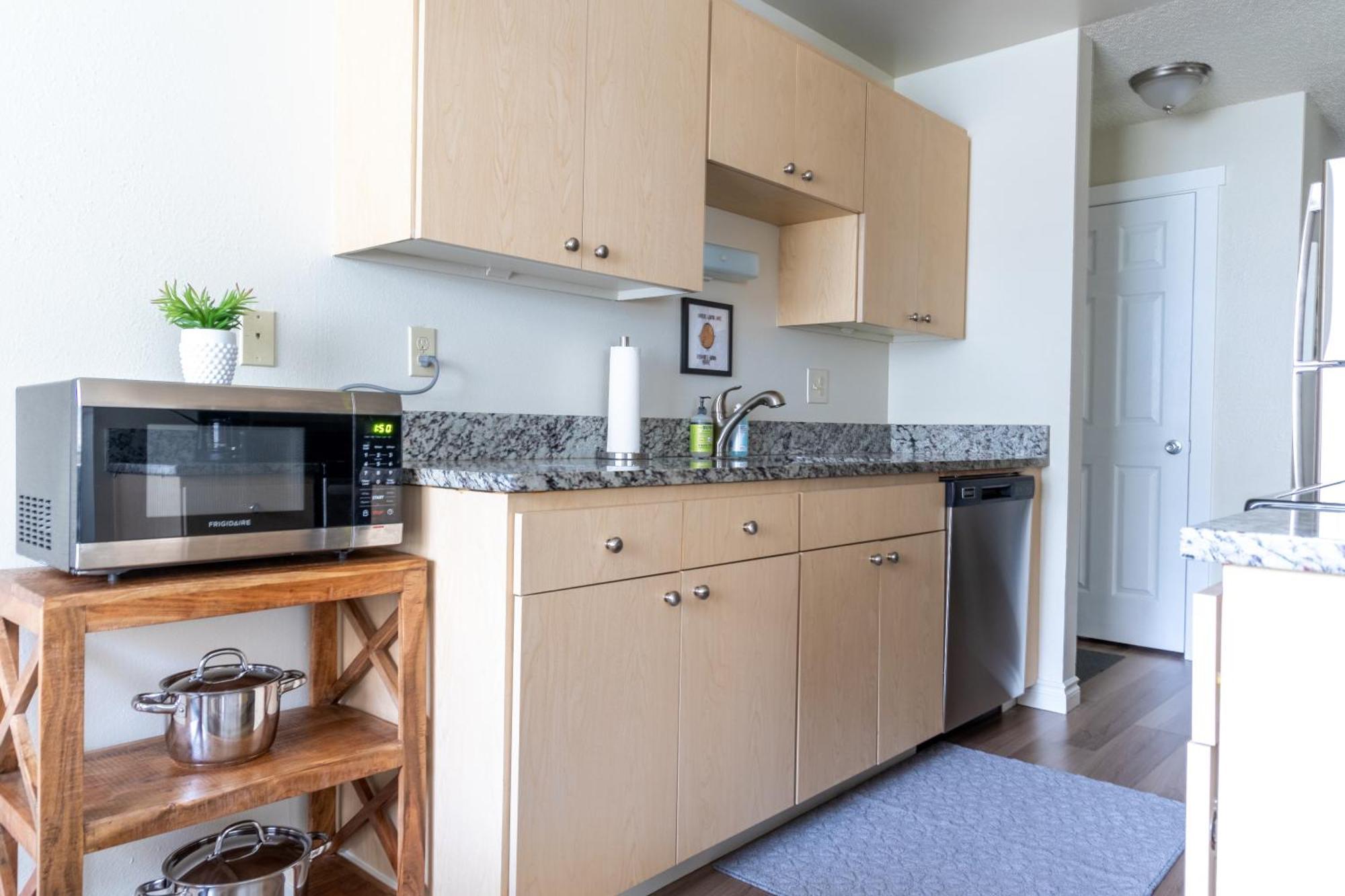 סיאטל King Bed + Studio! Free Parking, Patio, Wfh Space! מראה חיצוני תמונה